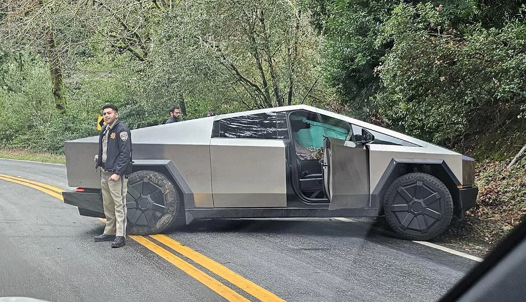 Первое столкновение Tesla Cybertruck. Вы не хотите видеть другого участника