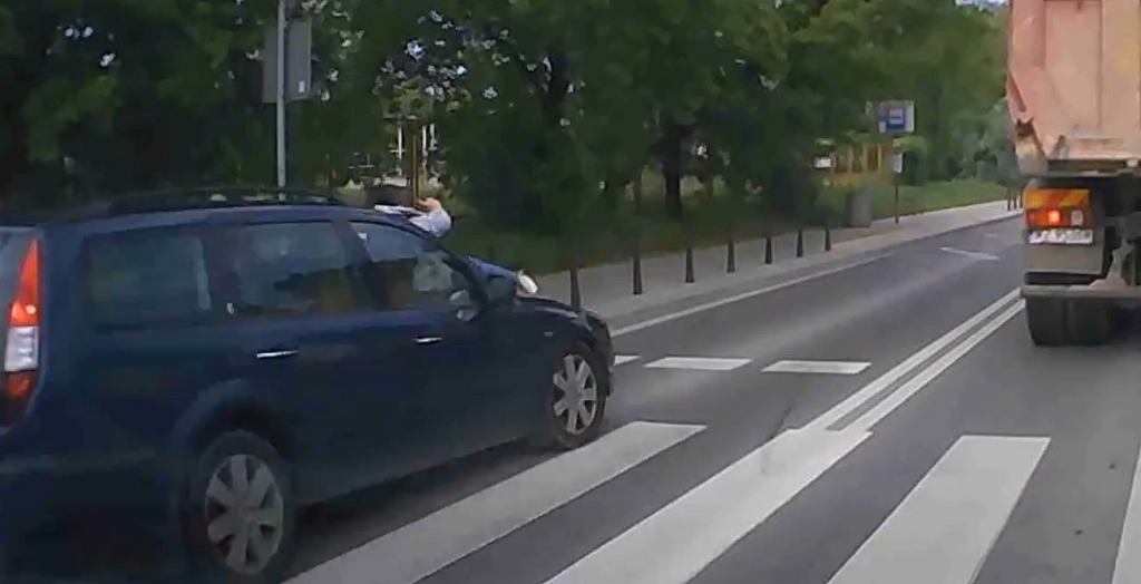 В Варшаве сбил пешехода. Интернет-пользователи утверждают, что во всем виновата она [ВИДЕО]