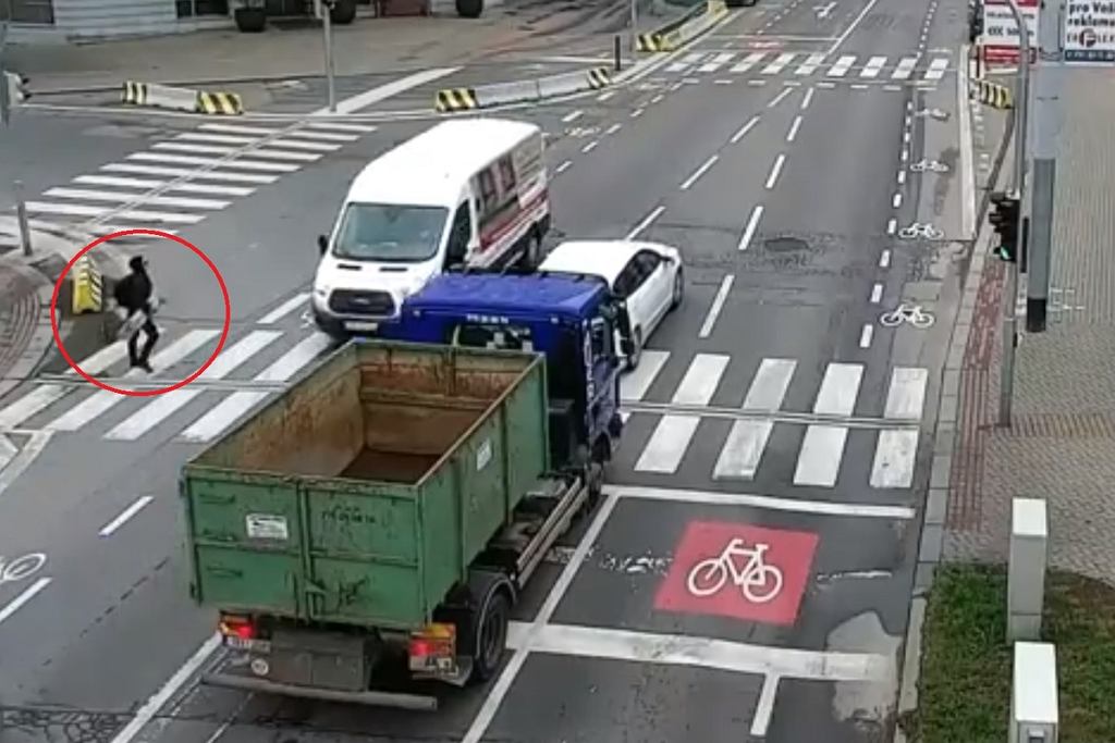 Он пробежал на красный свет. Он оказался под колесами грузовика