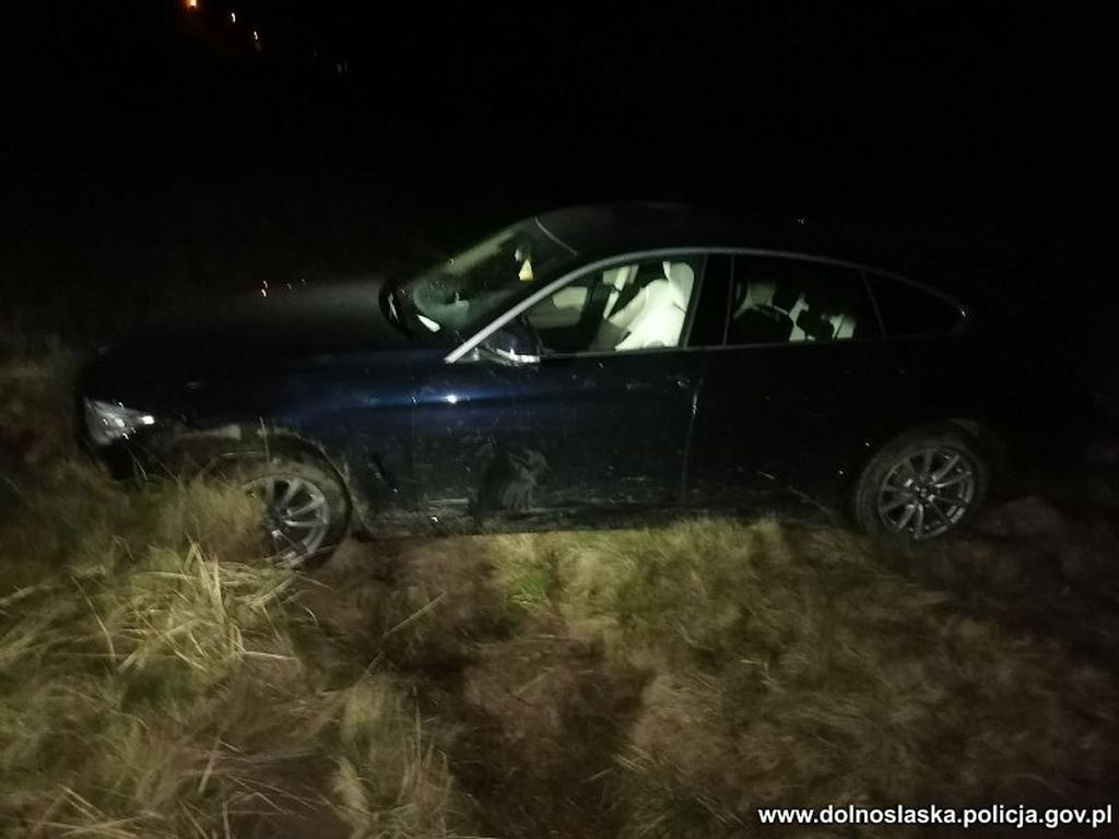 Она застряла на лугу в BMW. Из машины она отправилась прямо в тюрьму