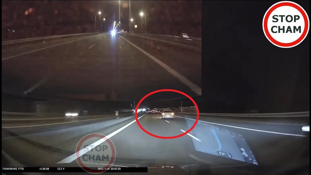 Поезд следует за пьяным водителем на BMW на трассе A8/S8. Задержание гражданина на камеру