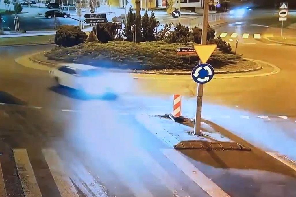 Пьяный водитель красовался на кольцевой развязке в Вышкове. Однако речь идет не о дрифт-шоу
