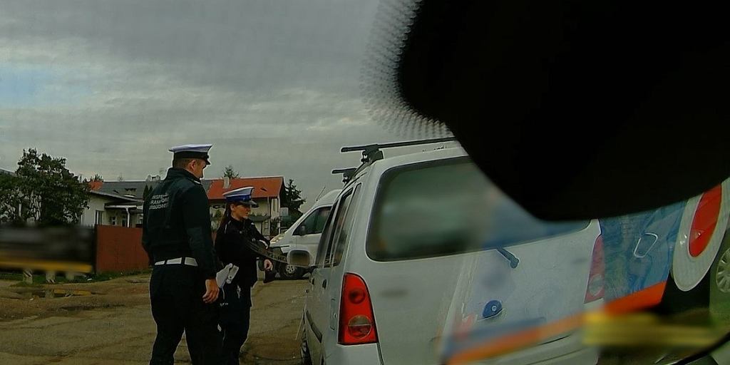 Пьяный водитель выехал против движения и прямо врезался в полицейскую машину. Он объяснил, что «так оно и получилось».