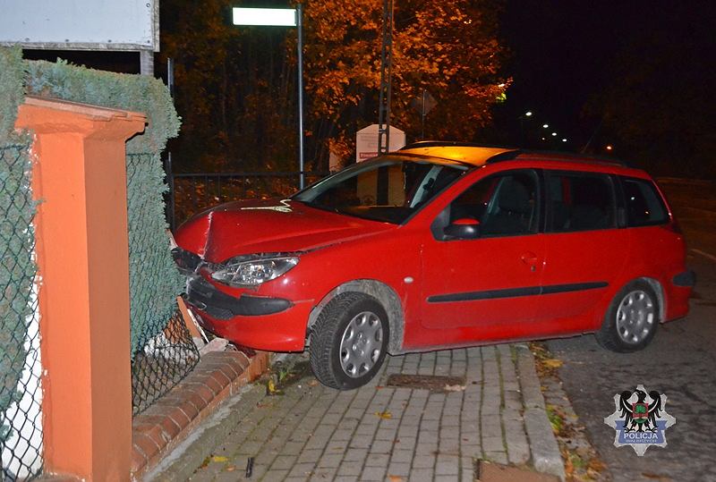 Ему запретили водить машину. Он врезался в забор в нетрезвом состоянии