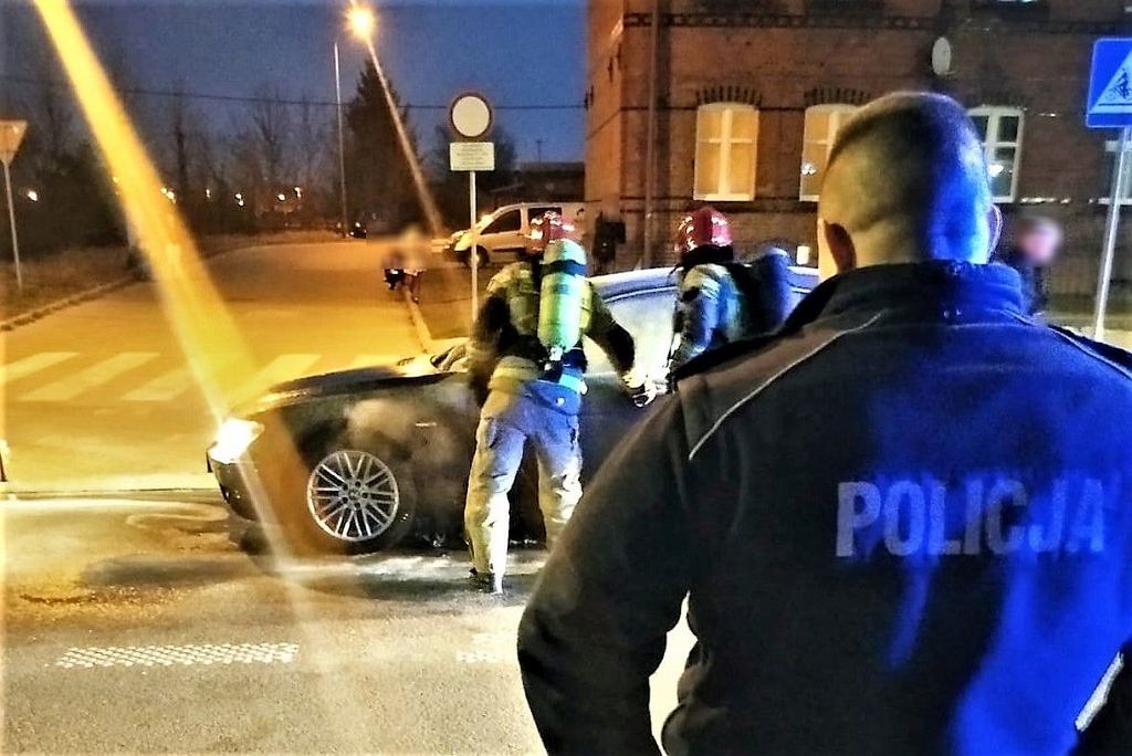 Поморское воеводство. BMW загорелся во время движения. Полицейские огнетушители были приведены в действие