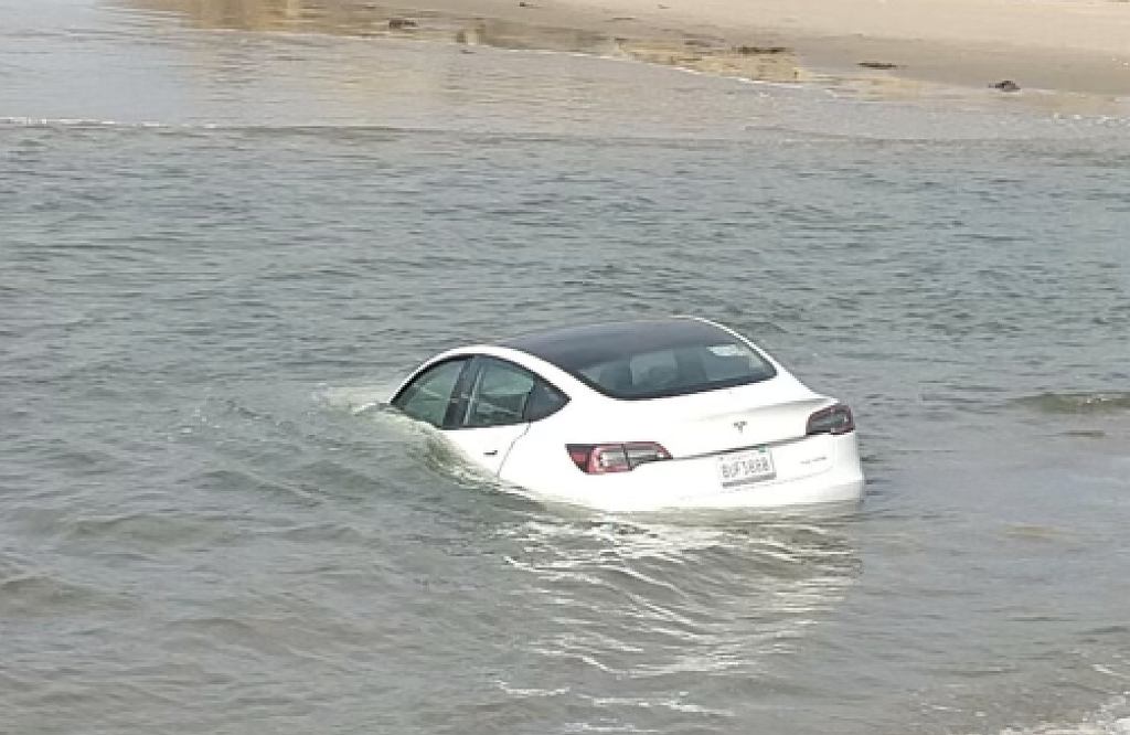 В Шотландии есть Лохнесское чудовище. В Санта-Барбаре есть Tesla Model 3