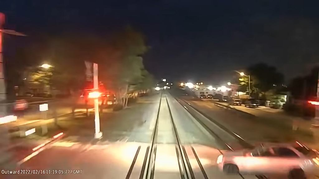 Поезд врезается в Хонду. Он разрезал ее пополам [ВИДЕО]