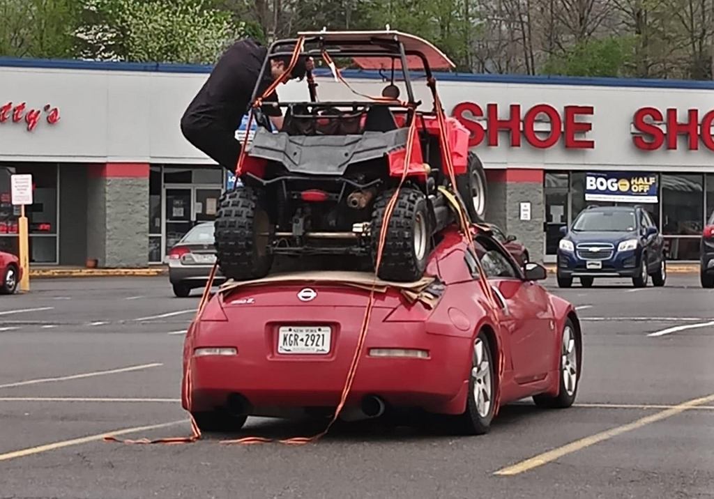 Nissan 350Z с довольно необычным использованием. Как видите, это может быть эвакуатор.