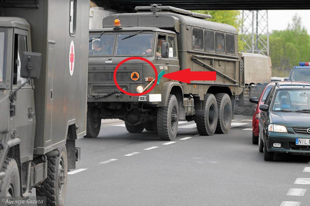 Что это за машины с черным треугольником на оранжевом фоне? Нужно ли им уступать дорогу?