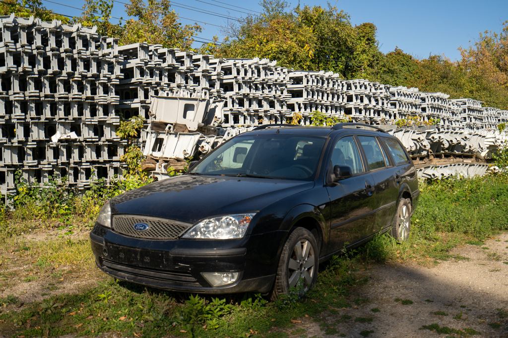 Варшава продает брошенные автомобили практически за бесценок. Среди них Mercedes S500 и внедорожник Porsche.