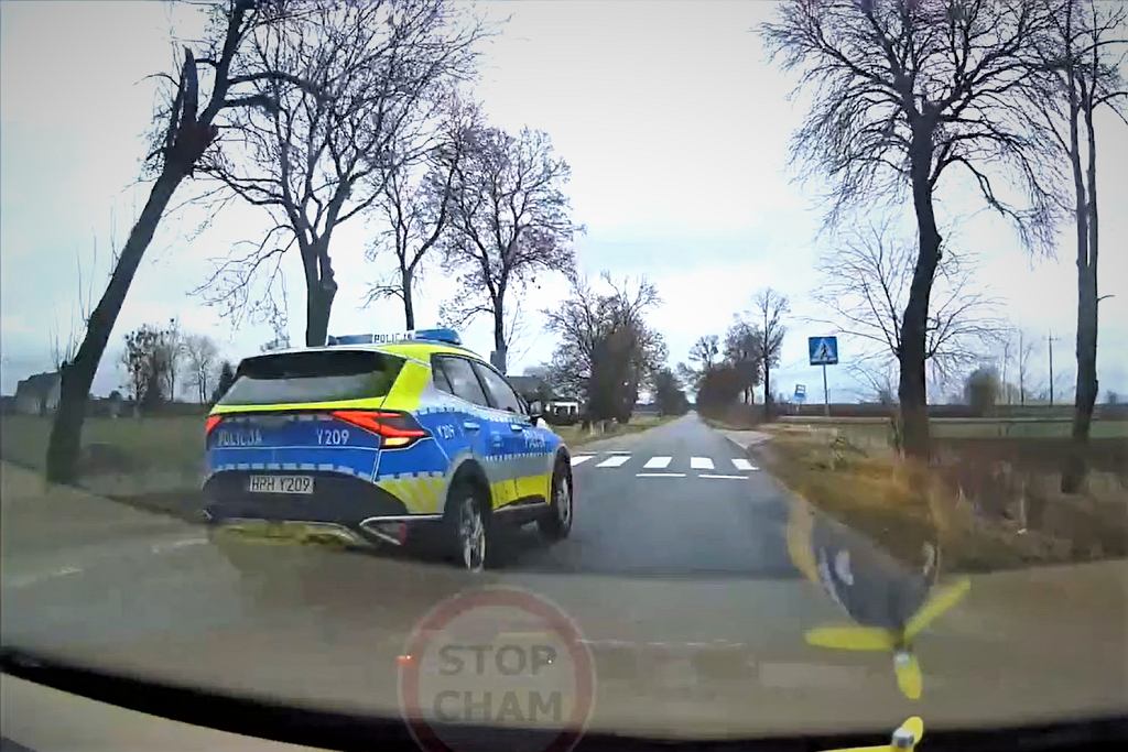 Полицейский обгонял перед пешеходным переходом. На этот раз ему это не сошло с рук