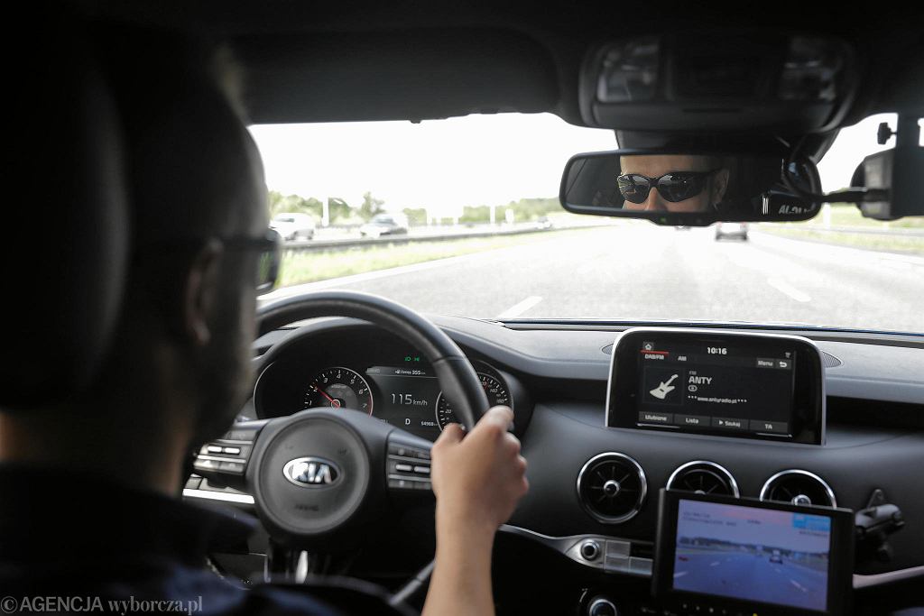 По скоростной автомагистрали он ехал со скоростью более 220 км/ч, потому что «не чувствовал скорости». Все закончилось штрафом