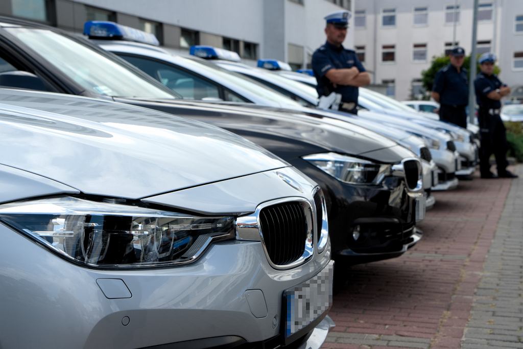 Новые полицейские машины BMW для полиции – скоро на вооружение поступит более 80 мощных трехместок. Большинство из них в полицейских ливреях.