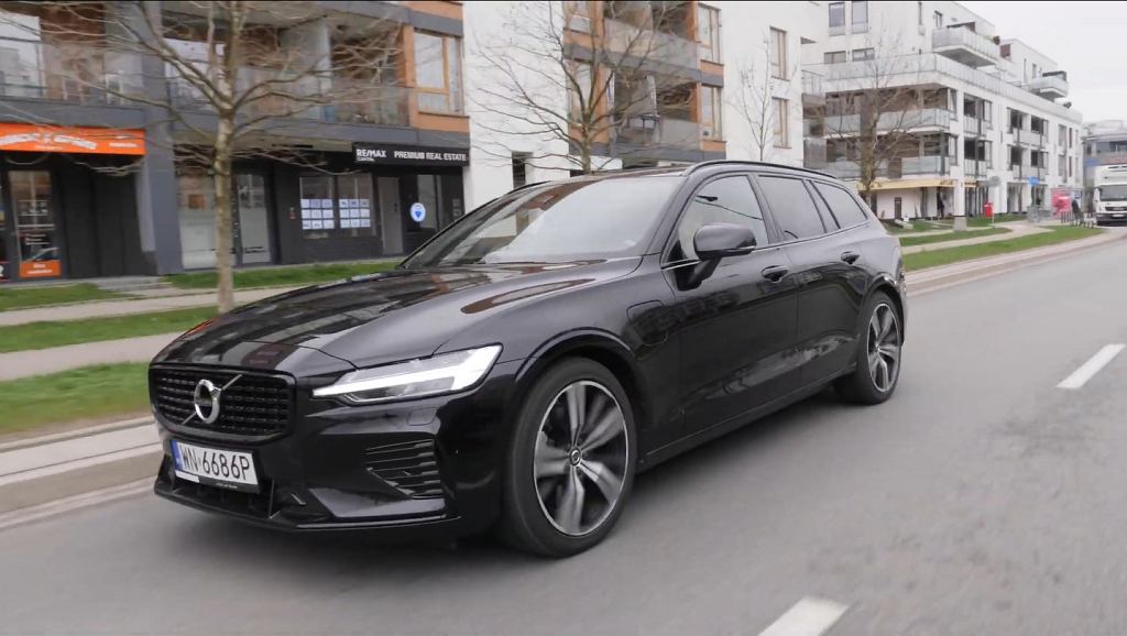 Два Volvo V60 T8 Recharge. Ты этого не увидишь, но между ними пропасть
