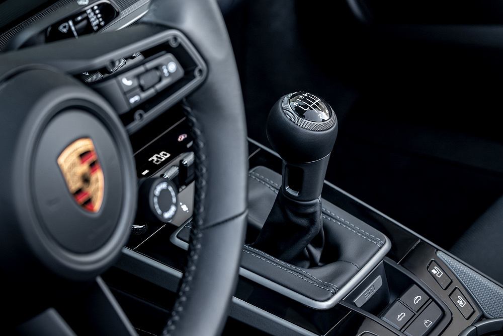 Porsche 911 не перестает меня удивлять. 7-ступенчатая механика и подъемный передний мост, запоминающий, где находятся «горбы».