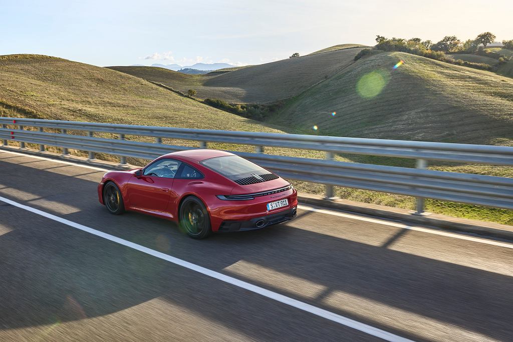 Новый взгляд на Porsche 911 GTS. Много черного