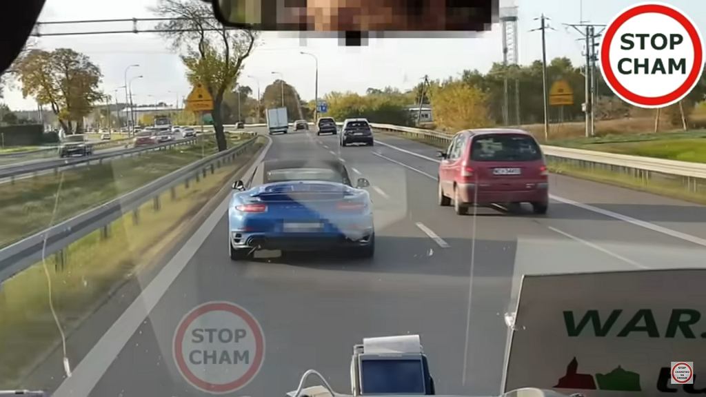 На польских дорогах появился еще один шериф. Водитель Porsche заблокировал автобус за медленный обгон под Варшавой
