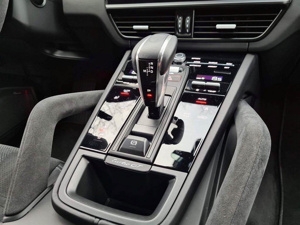 За эти опции в Porsche придется дорого заплатить. 8,5 тысяч PLN за кожу на перекладинах вентиляционных отверстий.
