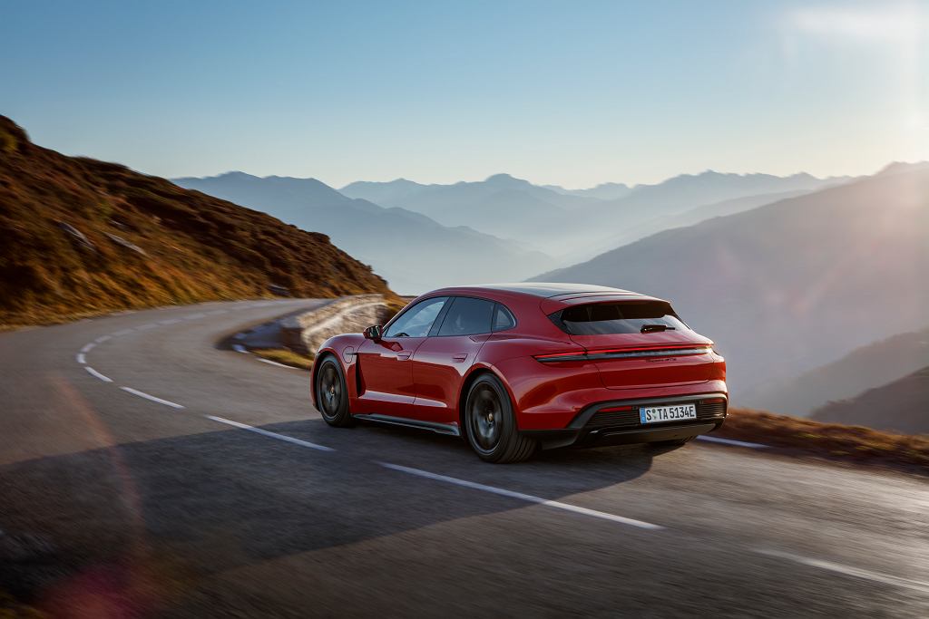 В Студию Бизнес прибыл Porsche Taycan. Уникальный по двум причинам