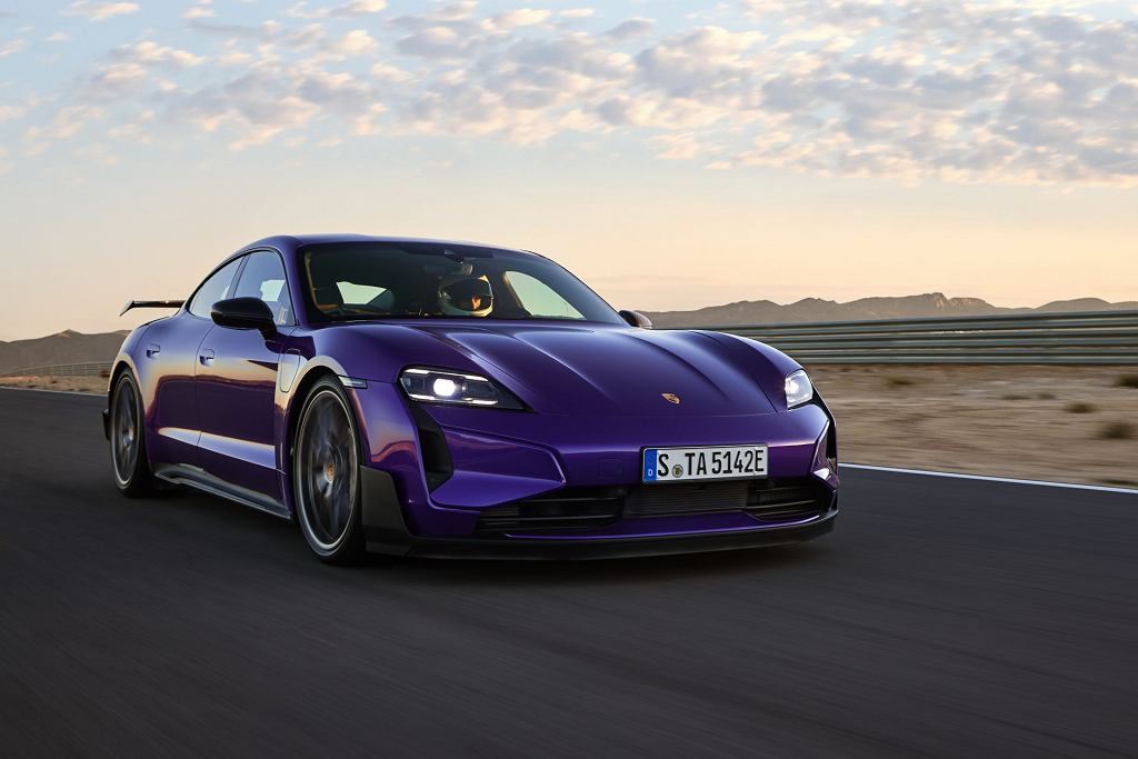 Самый мощный серийный Porsche в истории. Taycan Turbo GT разгоняется до 100 км/ч за 2,2 секунды.