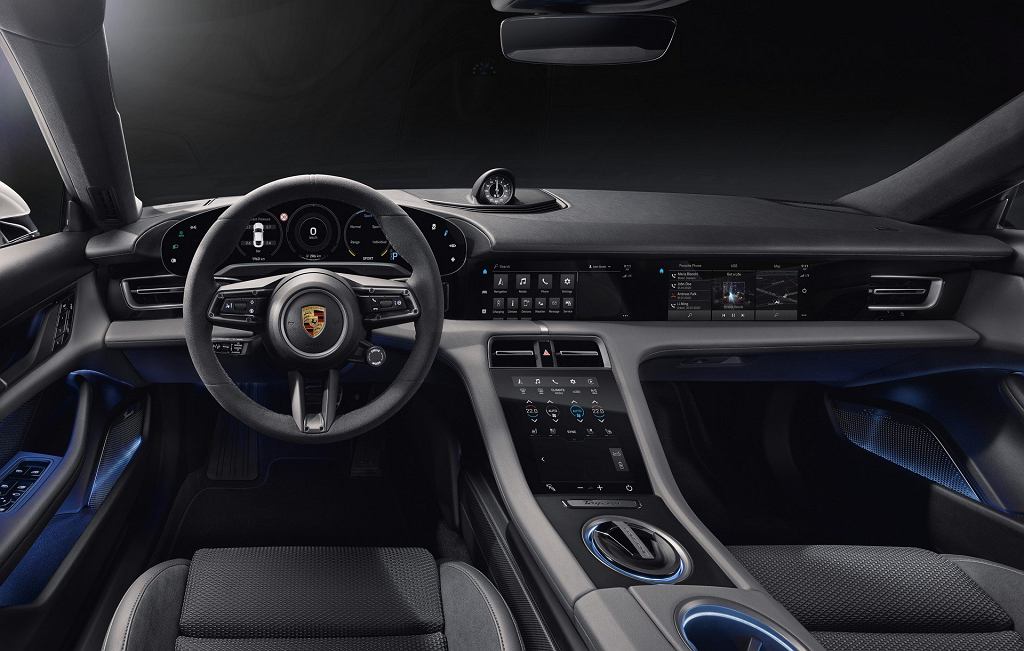 Porsche Taycan может похвастаться своим интерьером, включающим экран на экране. Даже у пассажира появился дисплей