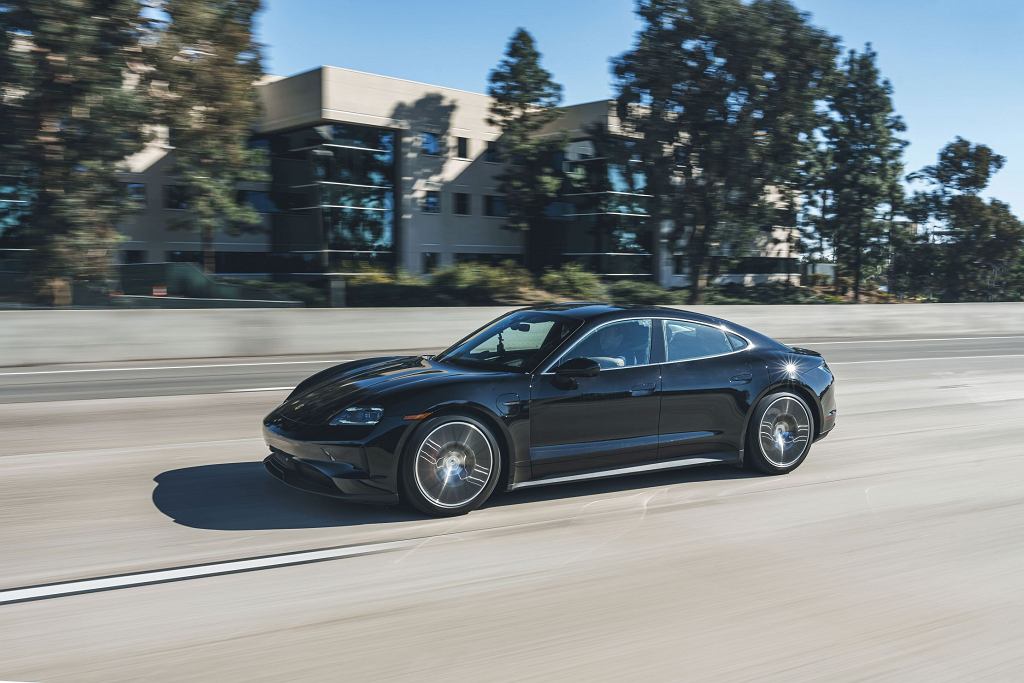Porsche Taycan после изменений с увеличенным запасом хода и большей мощностью зарядки