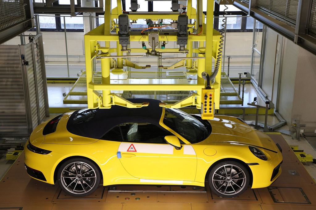 Вы можете шаг за шагом увидеть, как создается ваш Porsche. На заводе появились камеры