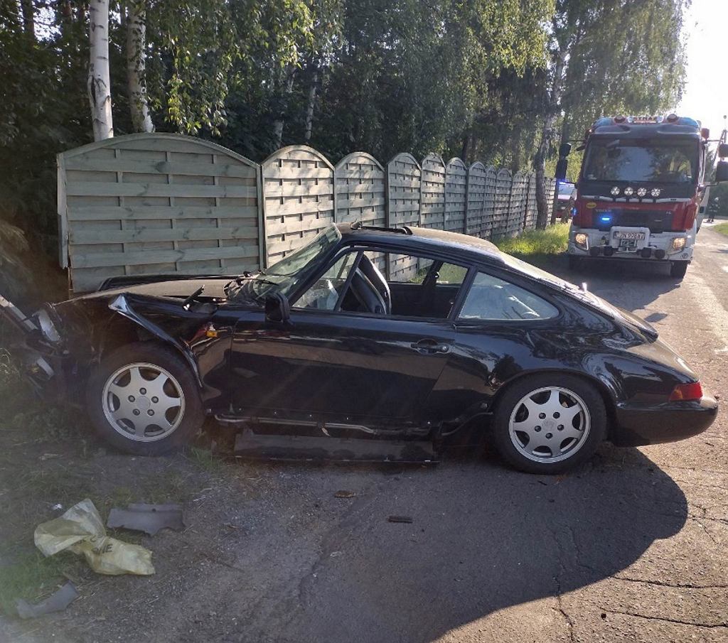 Он разбил классический Porsche, находясь за рулем в состоянии алкогольного опьянения. Автомобиль был украден
