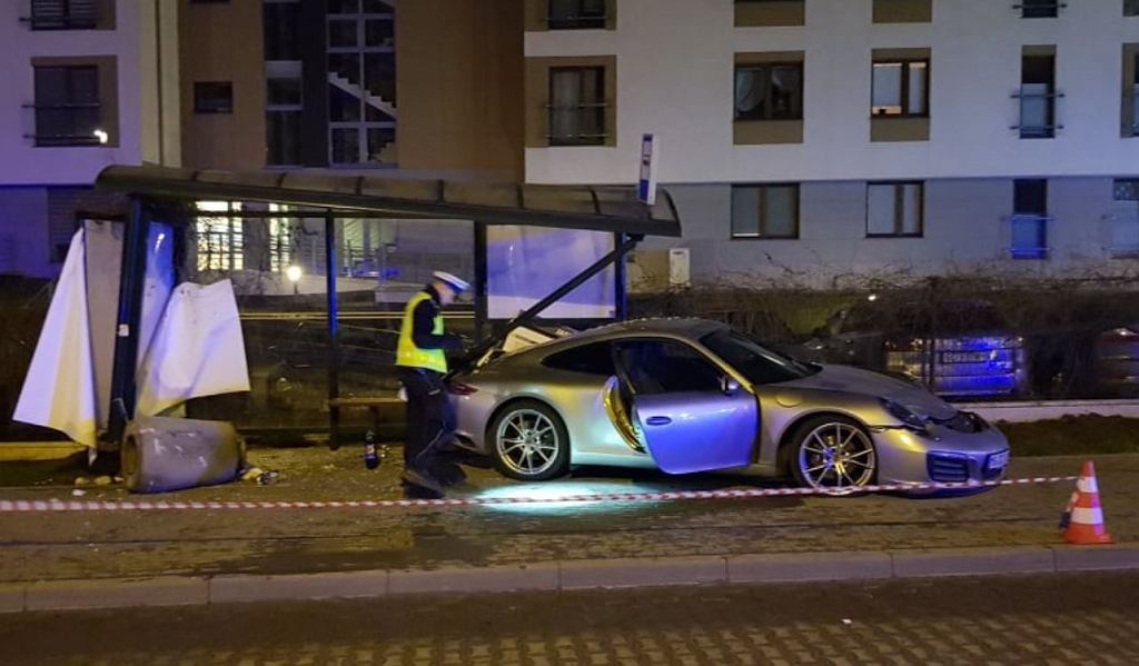 В Гданьске автомобиль Porsche протаранил автобусную остановку. А что насчет водителя и пассажира, скрывшихся с места ДТП?