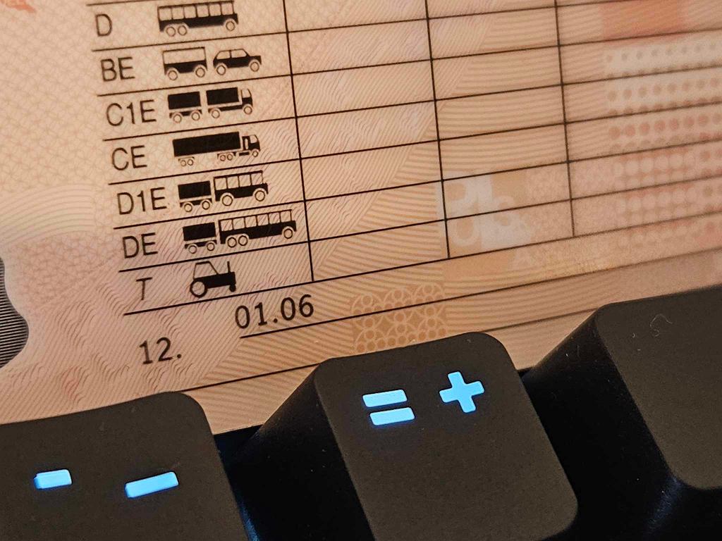 У многих водителей в водительских правах есть код 01.06. Ты тоже? Полицейский всегда это проверяет.