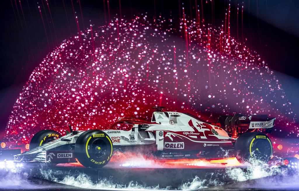 Команда Alfa Romeo показала в Варшаве машину Формулы-1. Это белый и красный. Роберт Кубица: «Я буду зрителем на гонках»