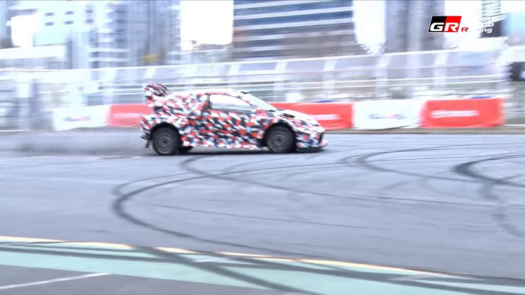 Акио Тойода крутит GR Yaris. «Это конец скучным руководителям Toyota» [ВИДЕО]