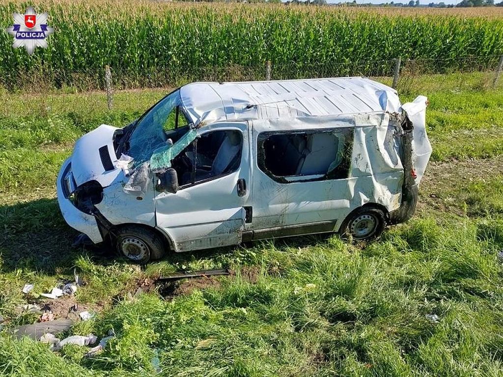 Сильно помятый автобус. Попытка уклониться от животного привела к опрокидыванию