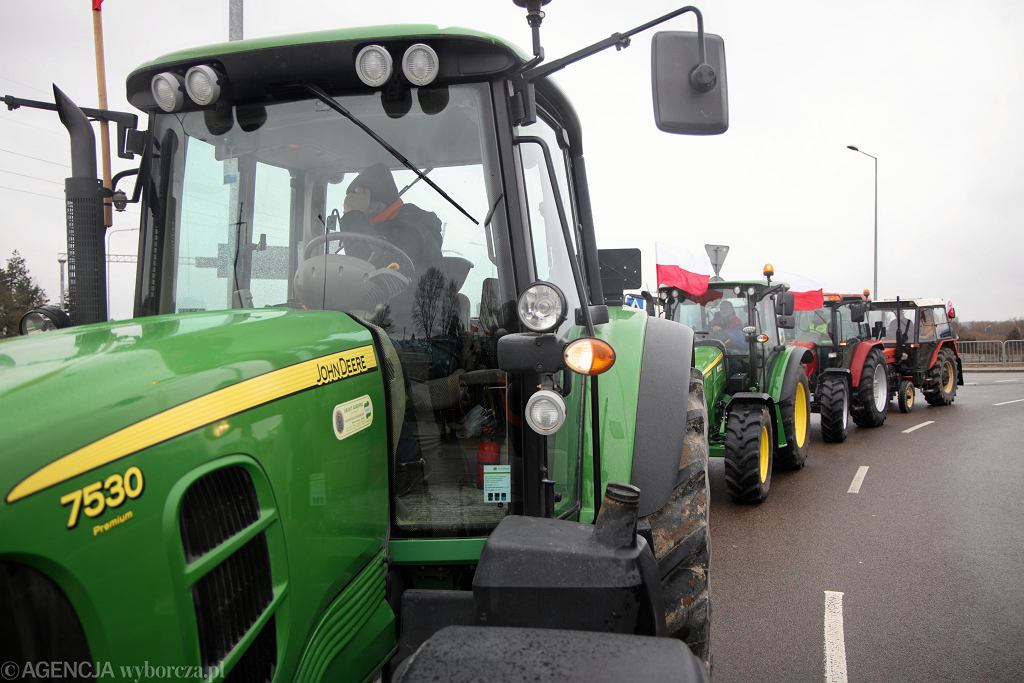 На протестах можно увидеть много зеленых тракторов John Deere. Что это за компания?