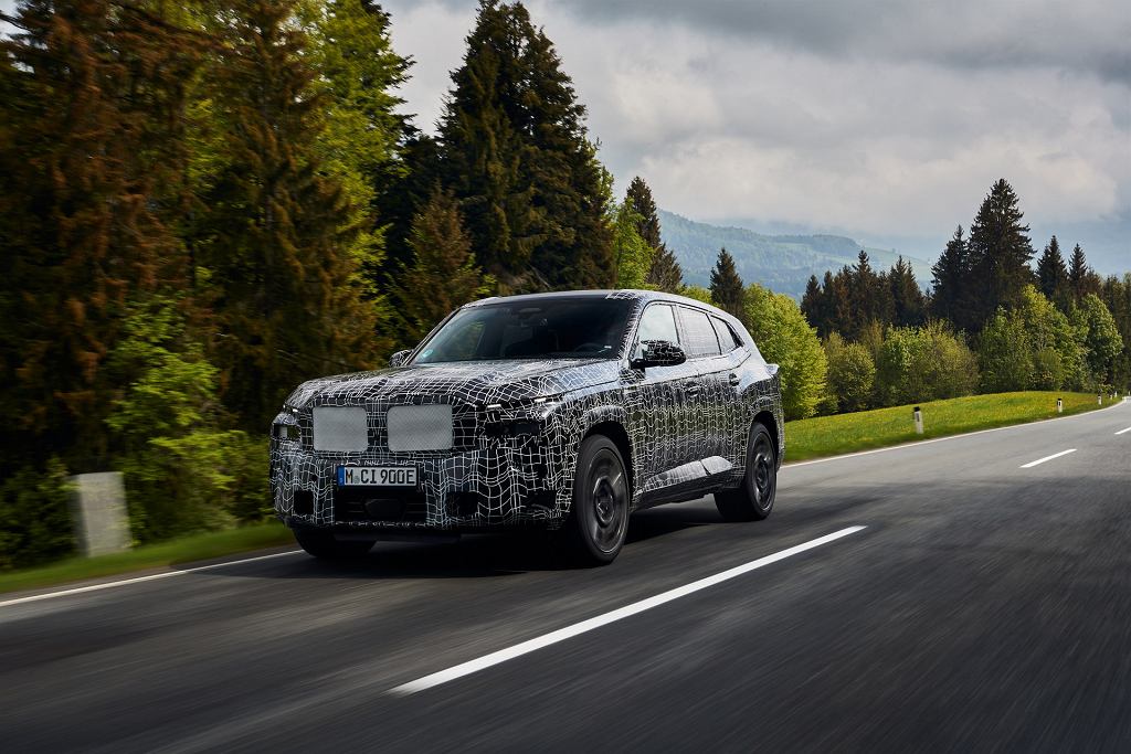 Компания BMW опубликовала фотографии модели XM. Также предоставлены некоторые технические данные.