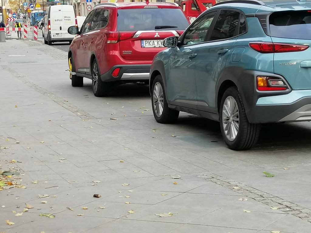 Могу ли я припарковать всю машину на широком тротуаре? Мы объясняем