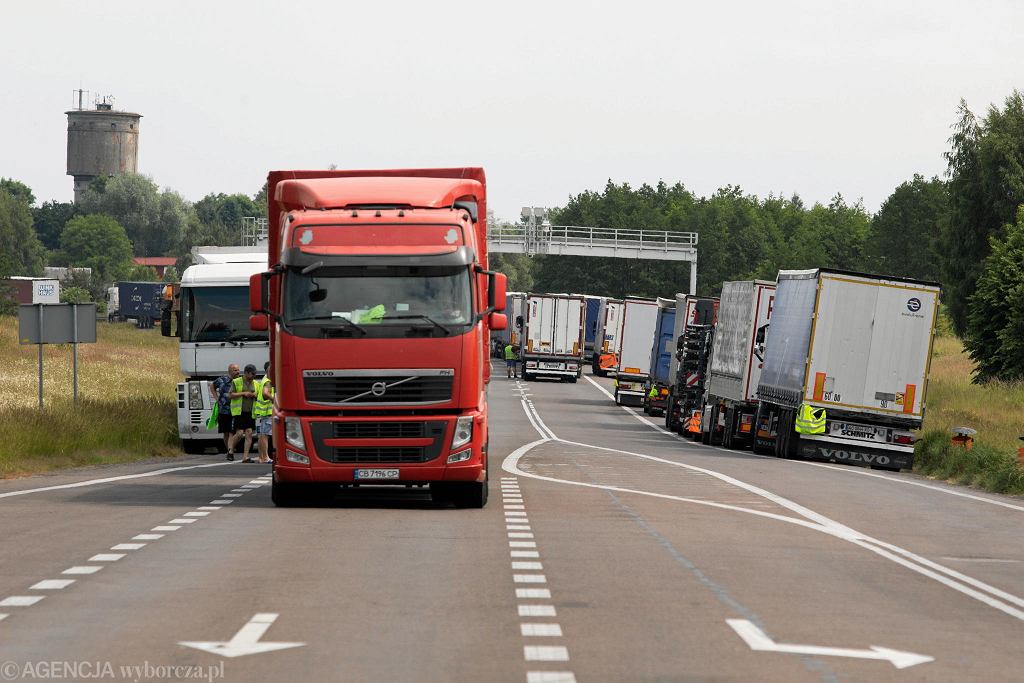 Украинцы больше двух недель ждут растаможки в Польше. Водители в ярости