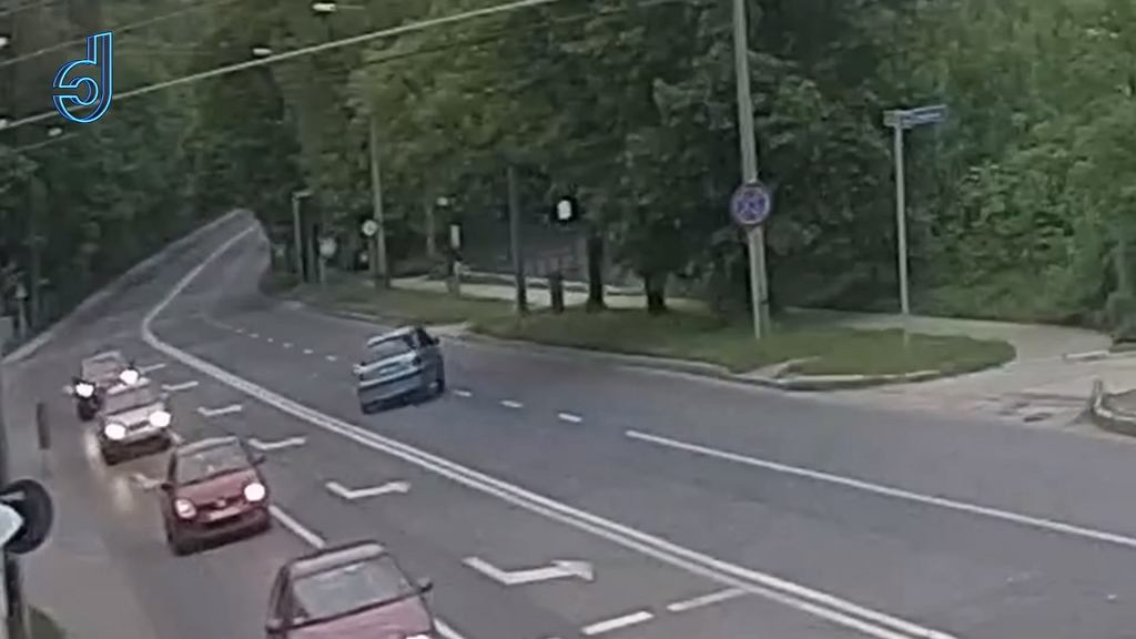 Он выехал на рельсы и взлетел в воздух. Он остановился на чужой территории. Причина снова в скорости