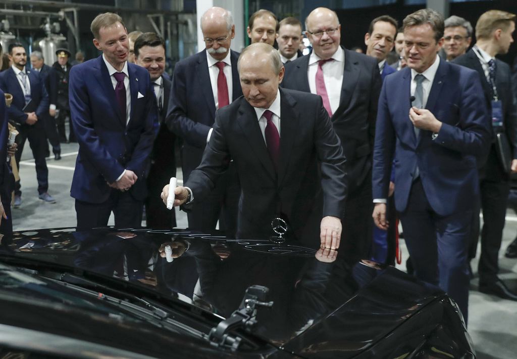 Тысячи сотрудников покидают Mercedes в Германии. Они получают до 400 000. выходное пособие в евро