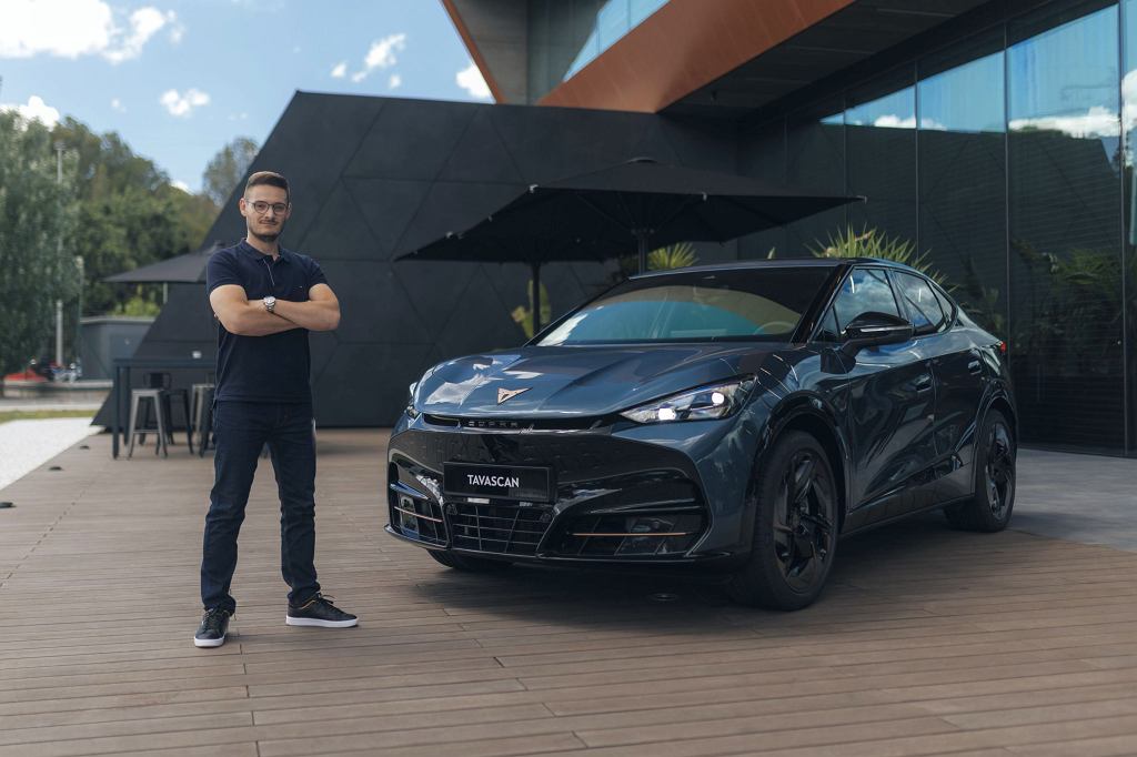 Электрический Cupra Tavascan по цене. Имеется подсвеченный логотип и две версии привода.