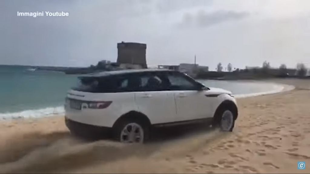 Evoque на итальянском пляже. Наверное, кто-то пропустил лето? [ВИДЕО]