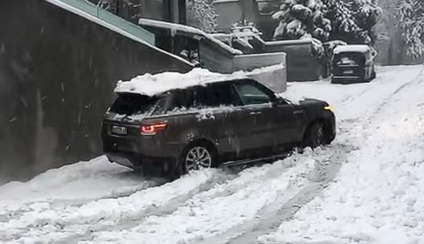 Заснеженная подъездная дорога для Range Rover — это раз плюнуть. Вы уверены? [ВИДЕО]