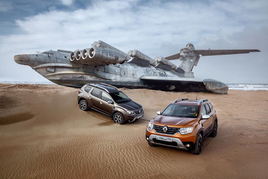 Новый Дастер с логотипом Renault и чудом советской техники на заднем плане. Такие вещи только в России