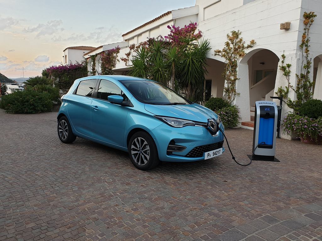 Обновлённый Renault ZOE — больше мощности, запас хода почти 400 км и городской режим езды