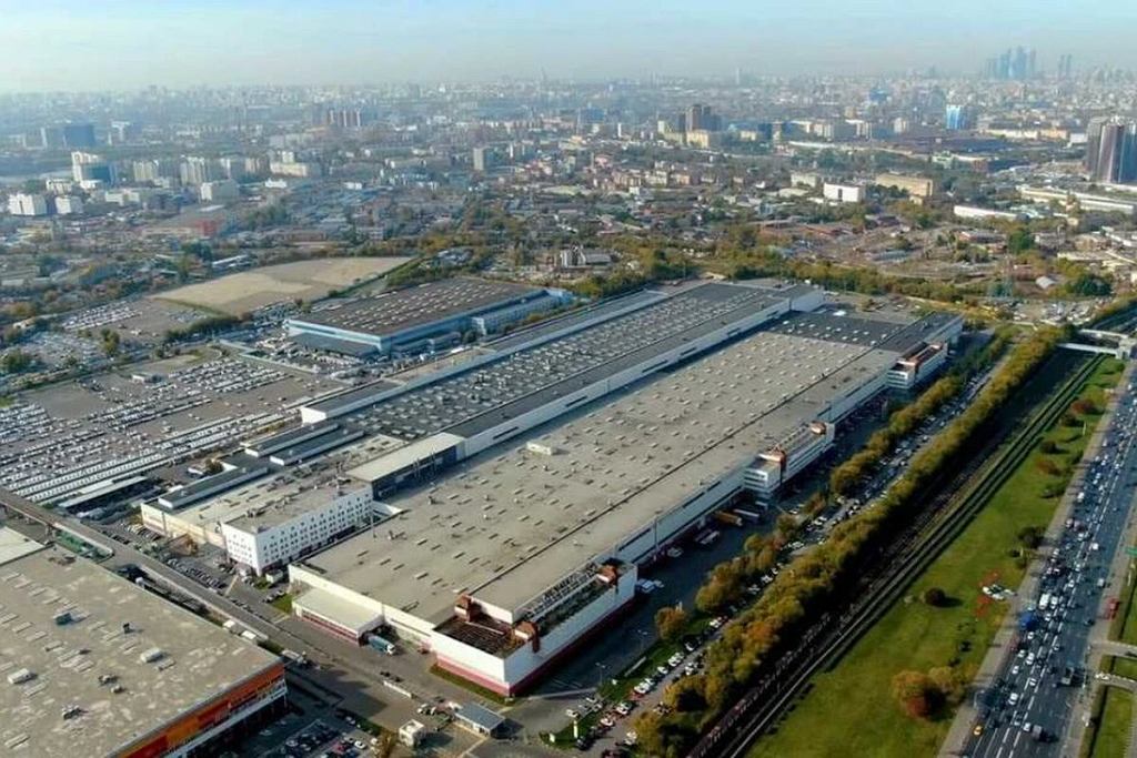Renault наконец передумал. Компания приостанавливает деятельность в России