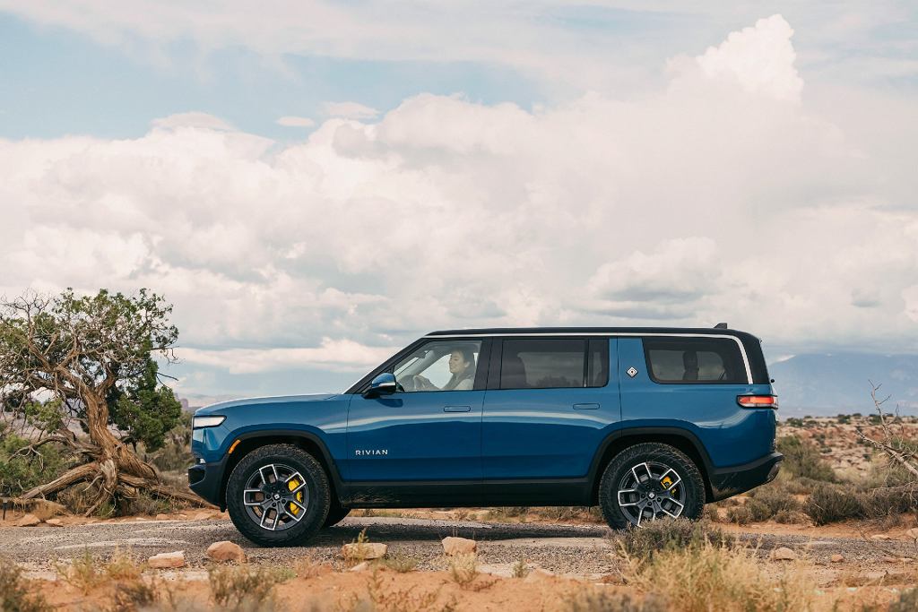 Rivian продала свои первые два электрических внедорожника R1S. Сам
