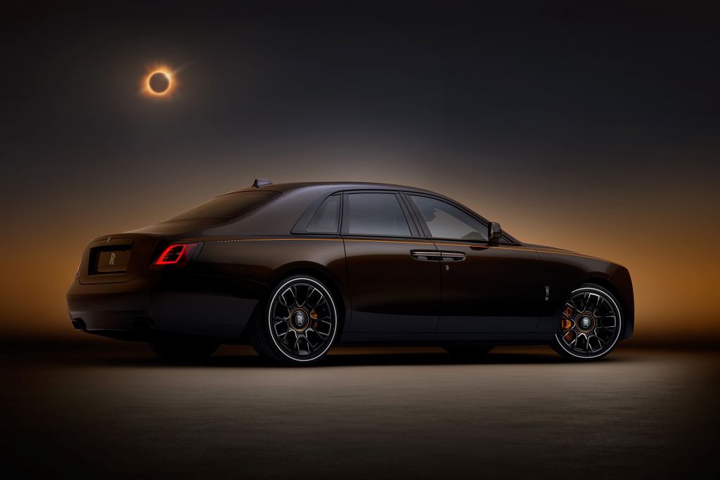 Rolls-Royce Black Badge Ghost Ékleipsis. Солнечное затмение на кончиках ваших пальцев