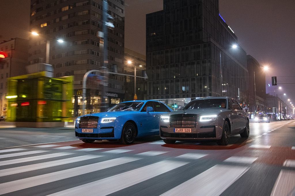 Rolls-Royce Black Badge Ghost дебютировал в Польше. Это целых 45 килограммов черного лака.