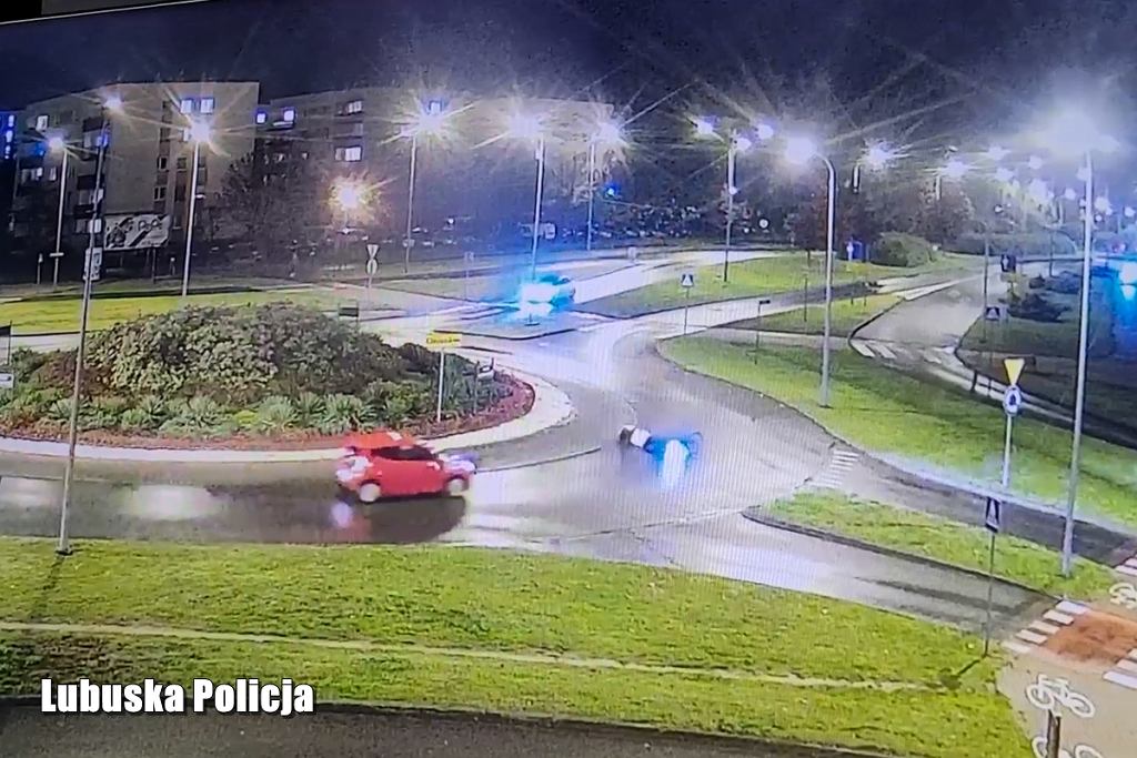 Велосипедист упал на перекрестке. Через мгновение его сбила машина