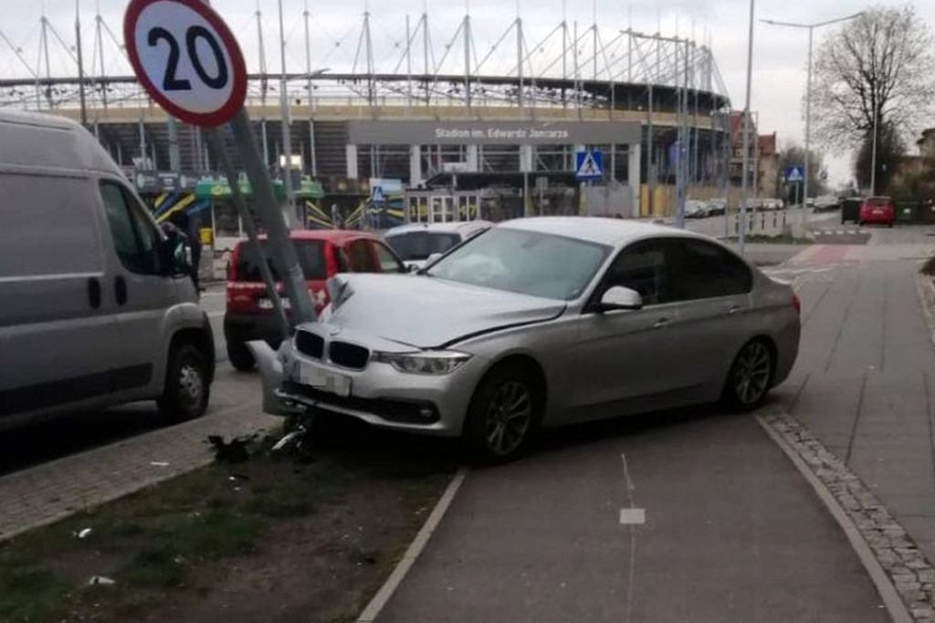 Полицейский врезался на автомобиле BMW без опознавательных знаков в фонарный столб. У него было 2 промилле